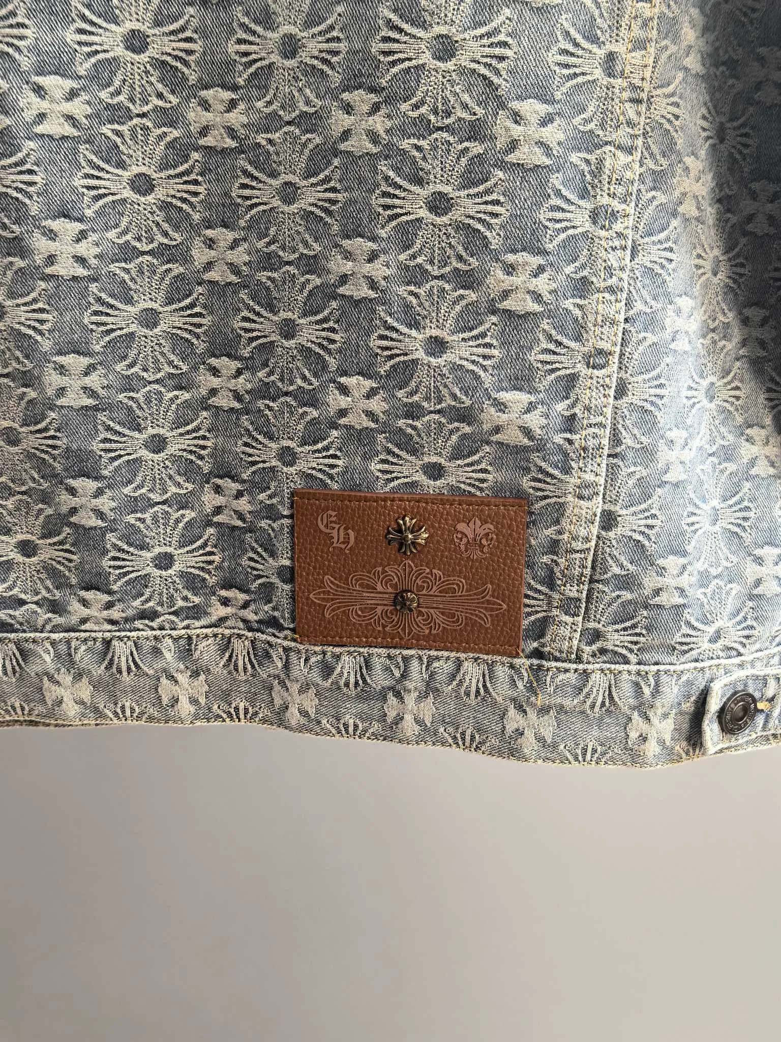 P960 Chrome Hearts Exclusively available in autumn and winter new counters, the same style denim suit can be sold separately, breathable, comfortable and casual! Full of high-end feel! The details are exquisite and high-end, and the workmanship is impeccable! The original high-end fabric is very high-end! The fabric is soft, delicate and comfortable, moisture-absorbent, quick-drying, breathable, neat and stylish. Top M-3XL, pants 29-36